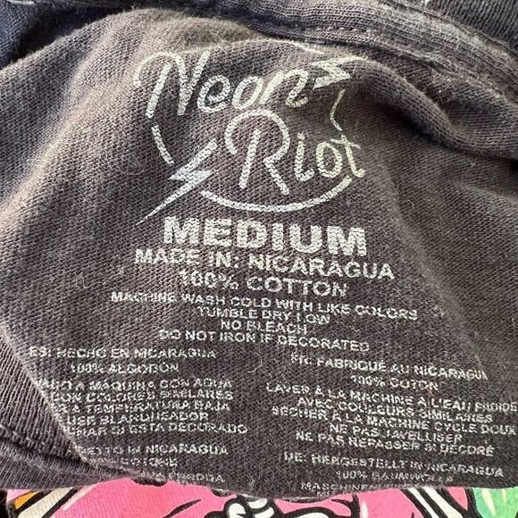 Neon Riot Skull Vacation Graphic Short Sleeve Tee Shirt Women’s Medium - Picture 3 of 3